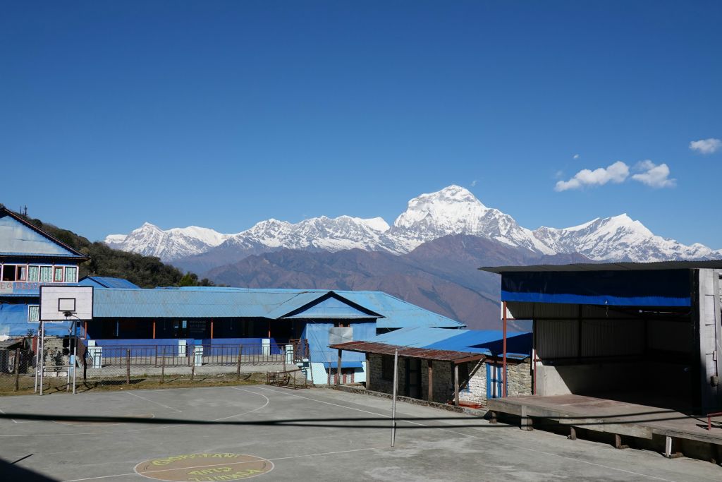 Depuis le haut de Ghorepani, magnifique panorama : au centre le Dhaulagiri (8167m) et à droite le Tukuche (7032m)